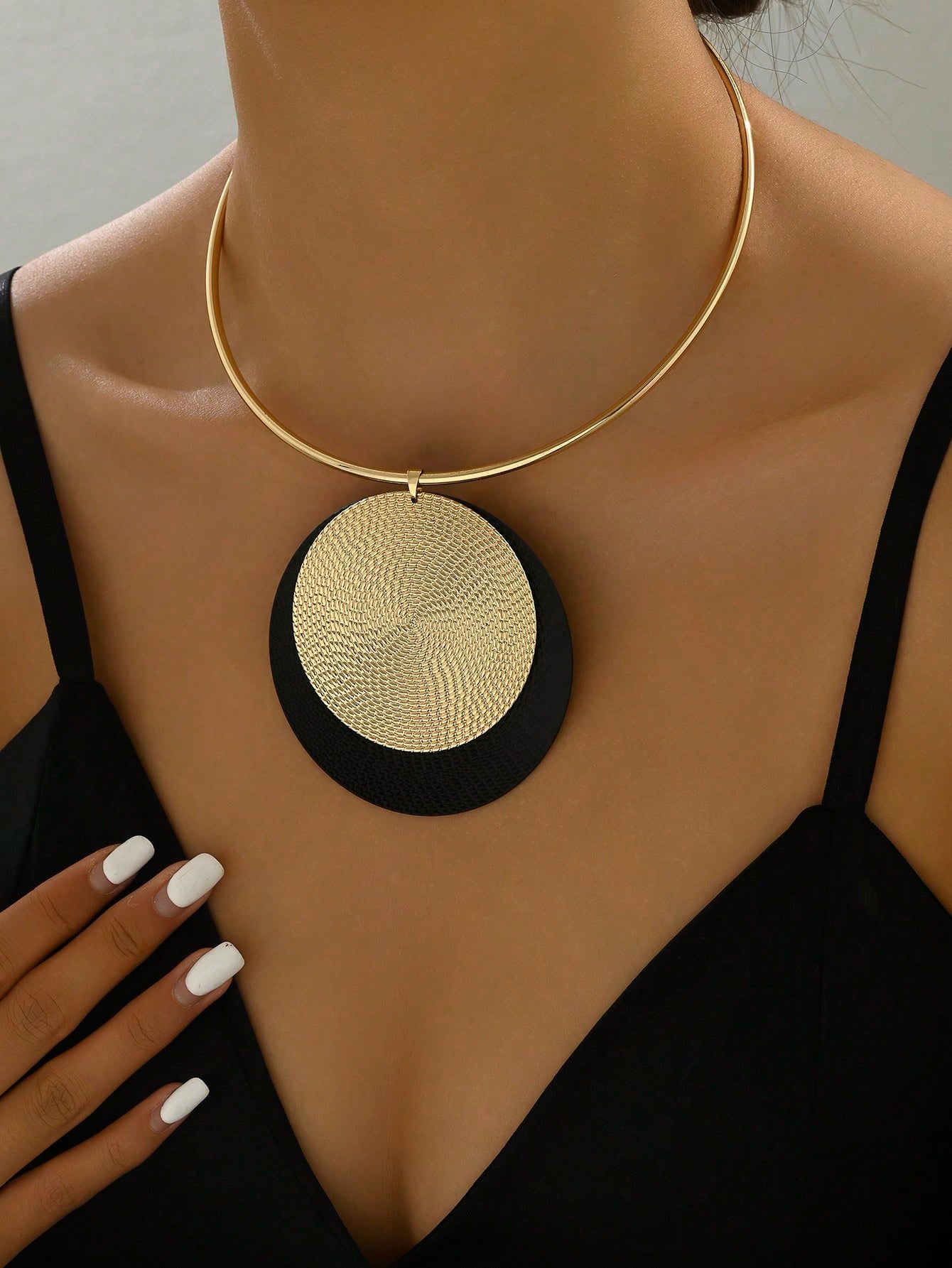 1pc Minimalist Vintage Metallic Round Pendant & Water Drop Decorative Necklace