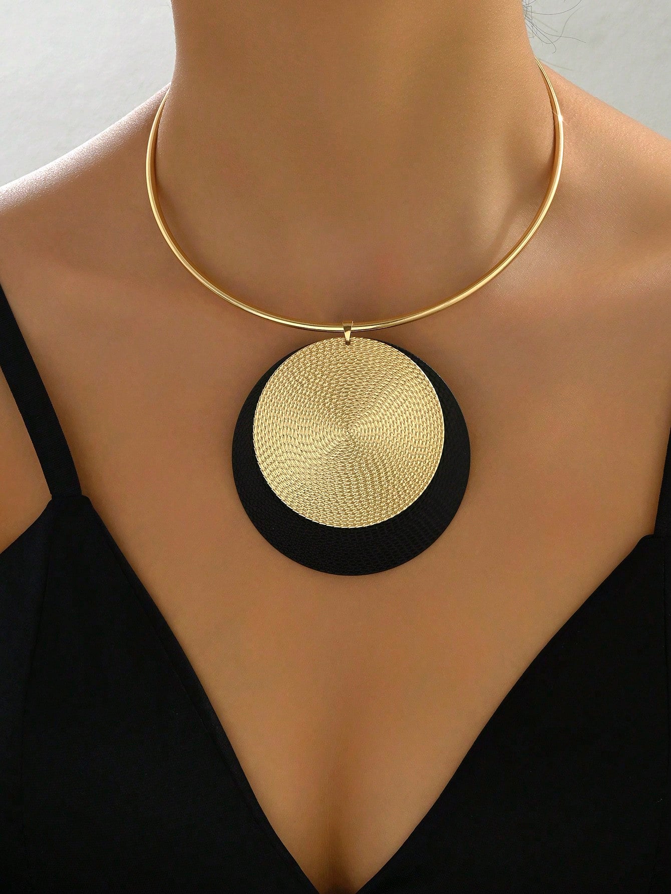 1pc Minimalist Vintage Metallic Round Pendant & Water Drop Decorative Necklace