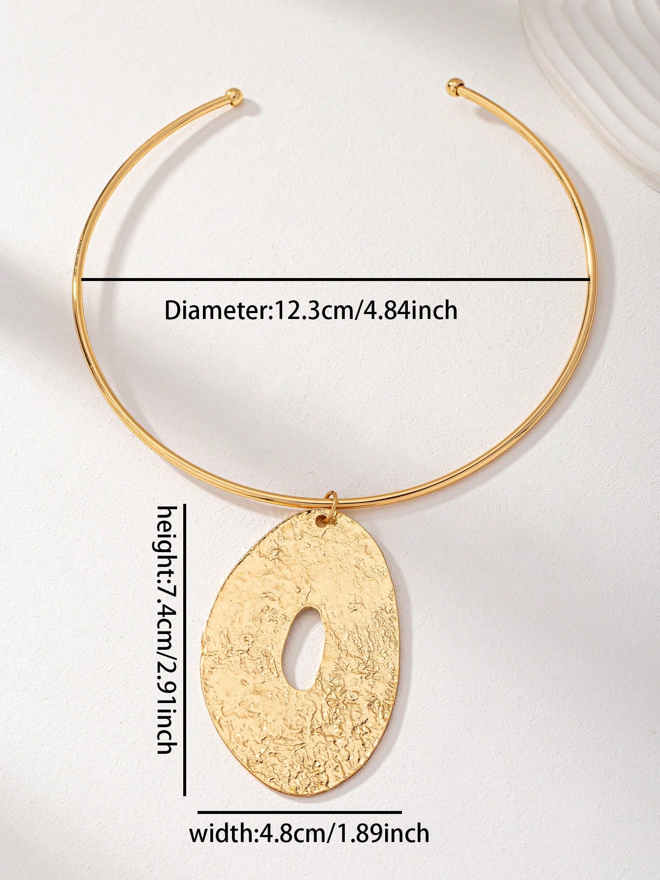 Oval-Shaped Gold Pendant Necklace (Women)