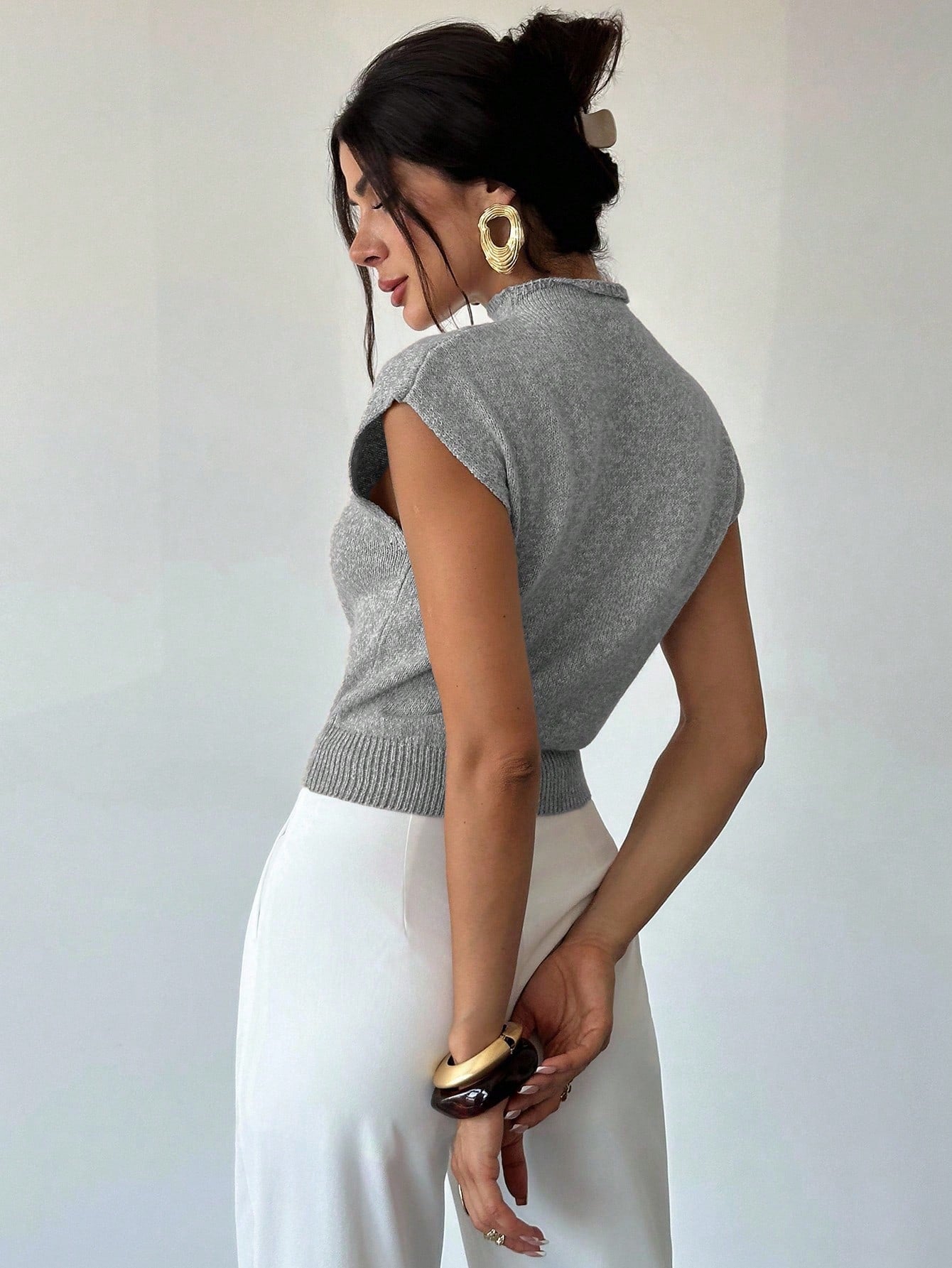 Elegant sleeveless knit vest, high neck, loose and versatile