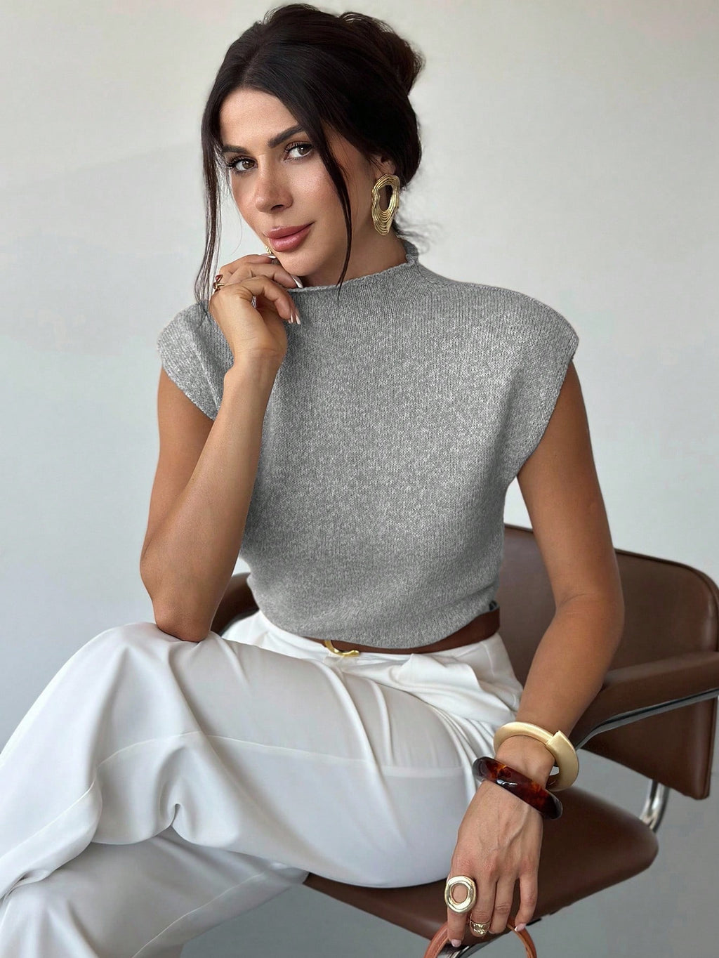 Elegant sleeveless knit vest, high neck, loose and versatile